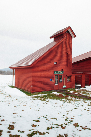Nov 22, 2013  Hokkaido, JAPAN - Niseko Milk Kobo Higashiyama Red wood barn building in winter snowのeditorial素材