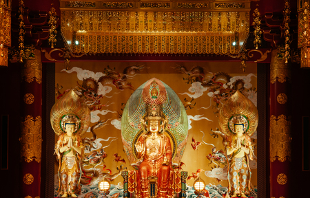 DEC 18, 2013 Singapore - Golden Buddha statue at Singapore Buddha Tooth relics temple with Chinese Tang dynasty luxury Architecture style in Chinatownのeditorial素材