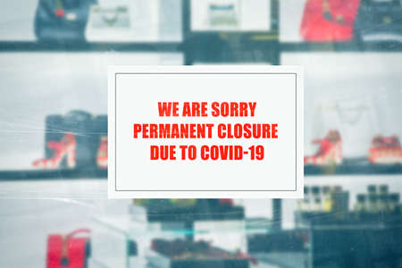 message displayed on a window of a luxury boutique announcing the closure due to the coronavirusの写真素材