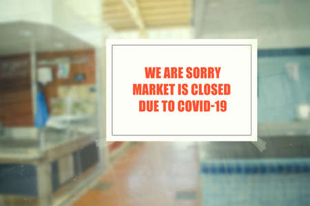 message displayed on a local market window announcing the closure due to the coronavirusの写真素材