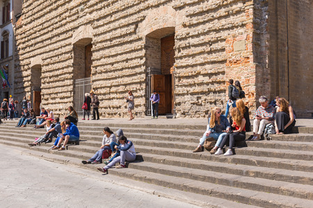People sitting and resting outside the Basilica of San Lorenzo in Florenceのeditorial素材