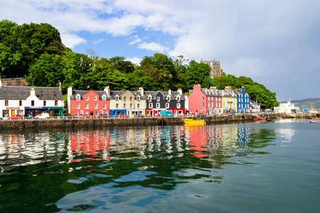 Beautiful colorful houses at the port of Tobermory in Scotlandのeditorial素材