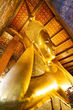 Wat-Pho, Bangkok Thailand-Oct 25, 2014 : Wat Pho or the official name is Wat Pho as the oldest temple is home to a pair,  popular with visitors thatのeditorial素材