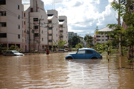 CHIANGMAI , THAILAND - SEPTEMBER 29 : Cars in water flooded streets on September 30, 2011 in Nonghoi , Muang , Chiangmai , Thailand.のeditorial素材