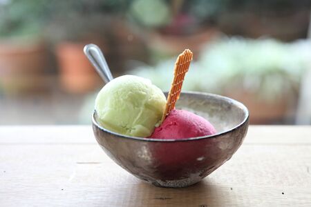 Ice cream scoops in bowl の写真素材