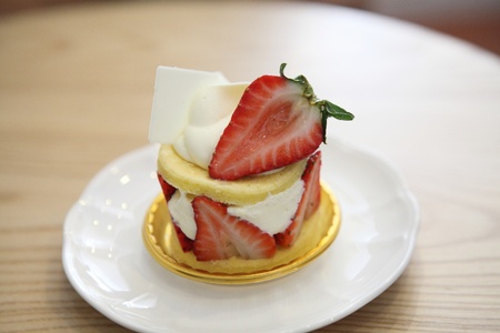 Strawberry Cake on wood の写真素材