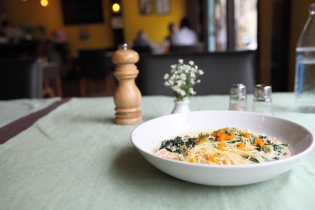 Spaghetti cream spinach prawns