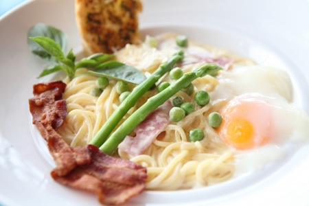 spaghetti white sauce with hamの写真素材