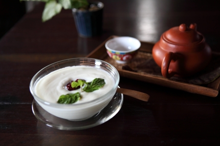 yogurt with fruit on wood backgroundの写真素材