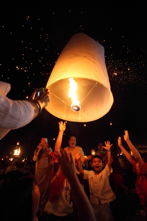 CHIANGMAI, THAILAND - NOVEMBER 17 : Thai people floating lantern. November 17 ,2013  in Maejo, Chiangmai, Thailand. のeditorial素材