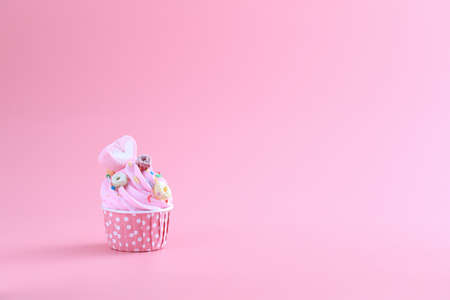 cupcake isolated in pink backgroundの写真素材