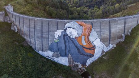 LA VALLA-EN GIER, FRANCE - OCTOBER 05, 2017: Huge mural on the abandoned Piney dam in Franceのeditorial素材