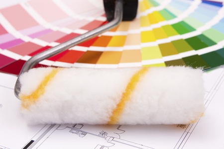 Color samples for selection and a a painter«s roll with house plan on backgroundの写真素材