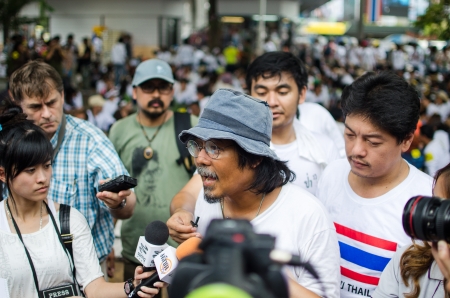 BANGKOK, THAILAND - SEPTEMBER 22   Mr  Sasin Chalermlap answer question for against the construction of a dam in Mae Wong National Park on 22 September 2013 at Bangkok Art and Culture Centre, Thailandのeditorial素材