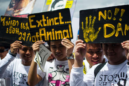 BANGKOK - Sep 22  Protesters hold an anti-Mae Wong Dam rally on September 22,2013 in Bangkok, Thailand  The protesters known as Stop EHIA Mae wong Dam by walking 388 Km  from Mae wong to Bangkok のeditorial素材
