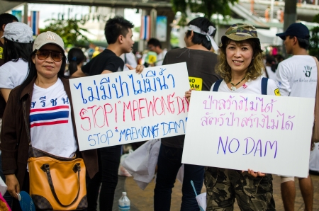 BANGKOK - Sep 22  Protesters hold an anti-Mae Wong Dam rally on September 22,2013 in Bangkok, Thailand  The protesters known as Stop EHIA Mae wong Dam by walking 388 Km  from Mae wong to Bangkok のeditorial素材