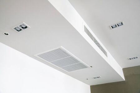 Ceiling mounted cassette type air conditioner