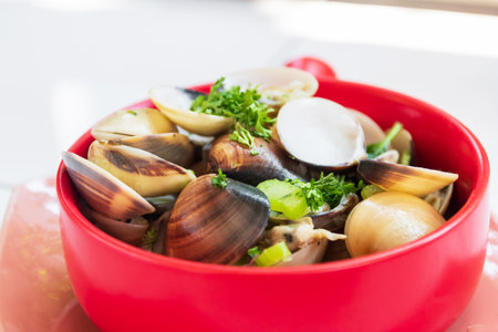 Vongole in white wine sauce. Clams cooked with white wine, herb and parsley.の素材 [FY310206663527]