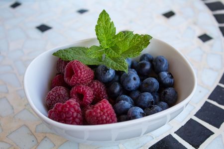 blueberry raspberry and mintの写真素材