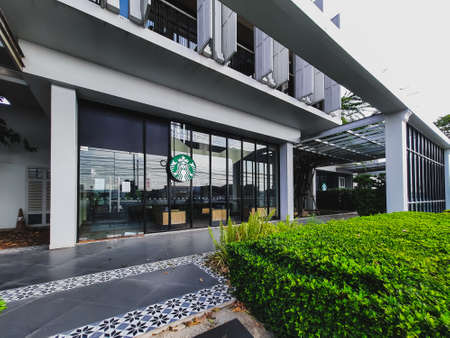 Ayutthaya - Thailand, 12/05/2020: View in Porto, Bang Pa-in, Starbucks restaurant in Ayutthaya, Thailand. Strabak is a coffee shop and fast food restaurant.のeditorial素材
