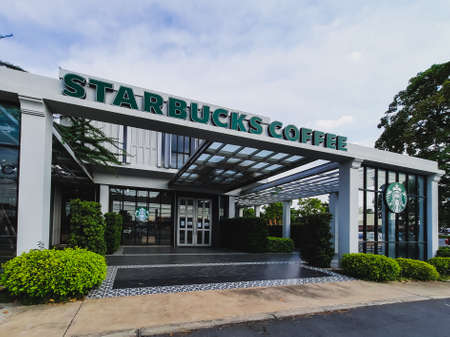 Ayutthaya - Thailand, 12/05/2020: View in Porto, Bang Pa-in, Starbucks restaurant in Ayutthaya, Thailand. Strabak is a coffee shop and fast food restaurant.のeditorial素材