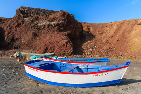 EL GOLFO BEACH, LANZAROTE - JAN 15, 2015: traditional fishing boats on beach near Lago Verde.のeditorial素材
