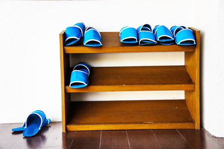 Shoes and shoe rack