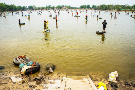 Fishermen use nets to catch fishのeditorial素材