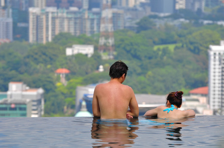 SINGAPORE - MAR 6 : Swimming pool of the Marina Bay Sands on Mar 12 , 2011 in Singapore. Itのeditorial素材
