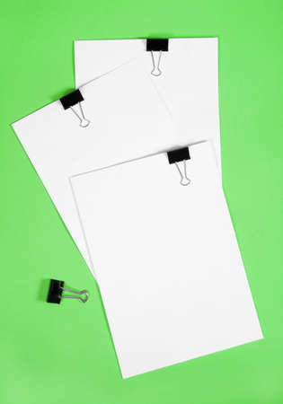 White Note pad against a green backgroundの写真素材