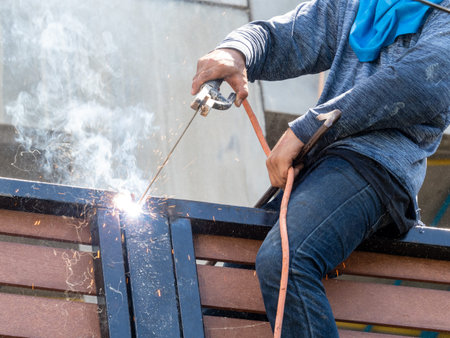 Worker is weding with out safety set