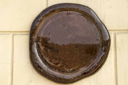 Round ceramic nameplate on the wallの写真素材