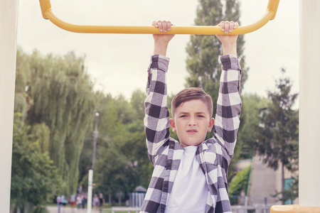 Teenager doing pull upsの写真素材