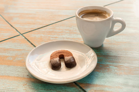 Horseshoe-formed cookie and coffee cup