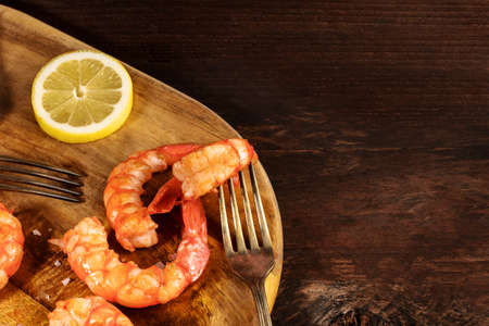 Cooked shrimps, slice of lemon, and copyspaceの写真素材
