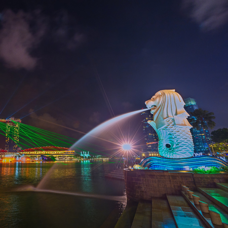 SINGAPORE - AUG 30: The Merlion at night on August 30, 2014. The Merlion is a mythical creature with the head of a lion and the body of a fish, used as a mascot of Singapore のeditorial素材