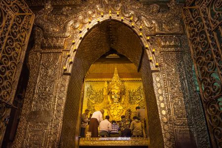 Mandalay, Myanmar-January 25,2013 : Unidentified people covering Mahamuni Buddha with gold leafs in Mahamuni pagoda in Mandalay, Myanmar.のeditorial素材