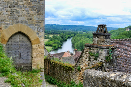 Landscape view looking over the River Dordogne, from Beynac et Cazenac a fortified town in the Dordogne, Franceの写真素材