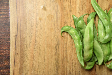 Group Of Fresh Hyacinth Bean or Same Ki Phalli On Wooden Table Close Up With Background Blur  Imageの写真素材
