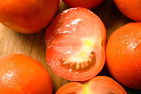 Fresh Red Tomatoes On Wooden Table Close Up With Background Blur Imageの写真素材