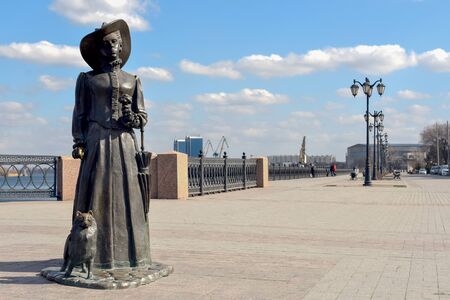 Bronze sculpture of women looks forward with dog and umbrella on Volga river bankのeditorial素材