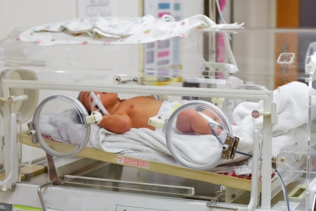 premature baby sleeping inside incubatorのeditorial素材
