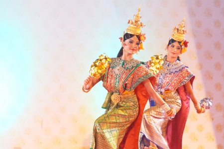 BANGKOK, THAILAND - JANUARY 15:  actors performs Thai Traditional ancient dancing Art ,Khon Thai Classical masked ballet, January 15, 2012 at Wat bowonivet annual festival ,bangkok thailandのeditorial素材