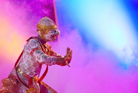 BANGKOK, THAILAND - JANUARY 15:  actors performs Thai ancient dancing Art ,Khon Thai Classical masked ballet, January 15, 2012 at Wat bowonivet annual festival ,bangkok thailandのeditorial素材