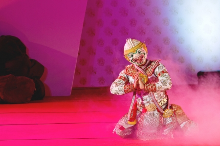 BANGKOK, THAILAND - JANUARY 15:  actors performs Thai ancient dancing Art ,Khon Thai Classical masked ballet, January 15, 2012 at Wat bowonivet annual festival ,bangkok thailandのeditorial素材