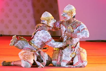 BANGKOK, THAILAND - JANUARY 15:  actors performs Thai ancient dancing Art ,Khon Thai Classical masked ballet, January 15, 2012 at Wat bowonivet annual festival ,bangkok thailandのeditorial素材