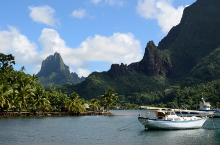 Boat in Cooks Bay with Moua Puta mountain in the background on the tropical pacific island of Moorea, near Tahiti in French Polynesia の写真素材