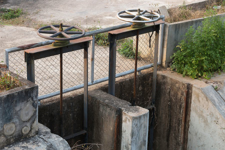 Water gate gear the old and rusty.