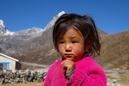 Young Nepali girl in Annapurna trail is well known for its trekking activities, Nepal November 02, 2008. のeditorial素材