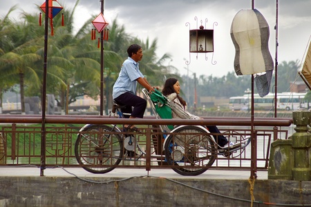 HOI AN, VIETNAM- JANUARY 17 2011: Cyclo driver and passenger in Hoi An.のeditorial素材
